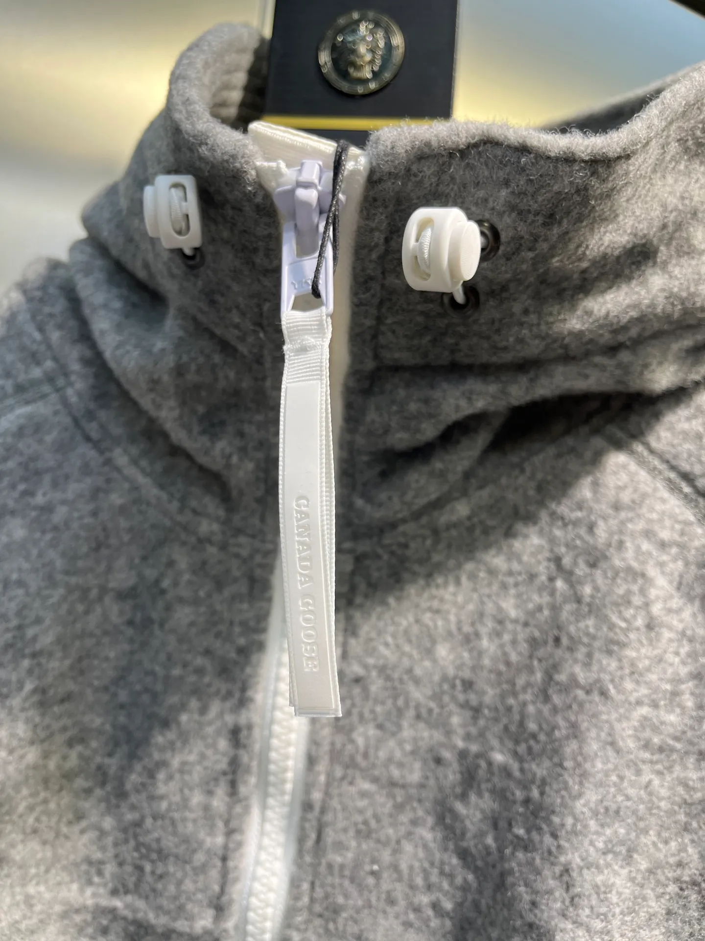 P680 Canada Goose women's hooded wool raglan jacket Fabric: Custom-dyed 60% wool, 18% lyocell fiber, 12% polyester, 8% nylon Placket: Made of nylon edge cloth + original YKK No. 10 zipper (white paint) Pocket buttons: Used TPU four-button buttons of the same color Sleeve thread: Made of high-elastic wool spandex blended elastic thread Accessories: Full set of accessories customized The interior is made of black polyester pocket cloth. The back neckline is made of pure white ear-hanging webbing. Behringer embroidery machine. 21600 needles high-density white label embroidery. Size: S--2XL